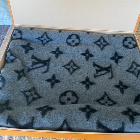 Louis Vuitton Monogram Eclipse Blanket - Picture 6 of 8